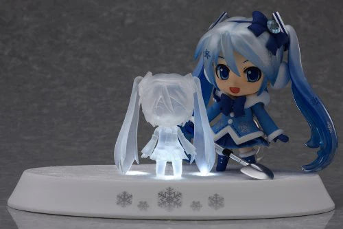 Snow Miku Fluffy Coat Nendoroid